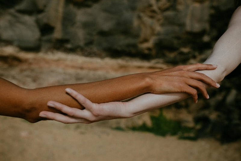 How Organic Massage Oil Enhances Skin, Touch, and Sensual Connection